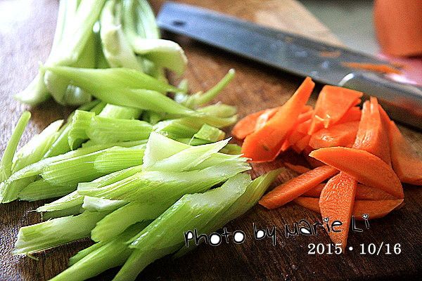 西洋芹洗淨刮除較粗糙的表皮纖維
斜切成數片備用

紅蘿蔔洗淨削皮後
也切成寬版片狀備用