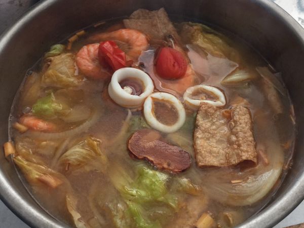 湯底完成後就可添加自己喜歡的火鍋料囉！加入鮮美的草蝦和小卷（可適時添加一些料理米酒）最後再放入茼蒿，美味的''泰式番茄酸辣大蝦湯就完成囉！