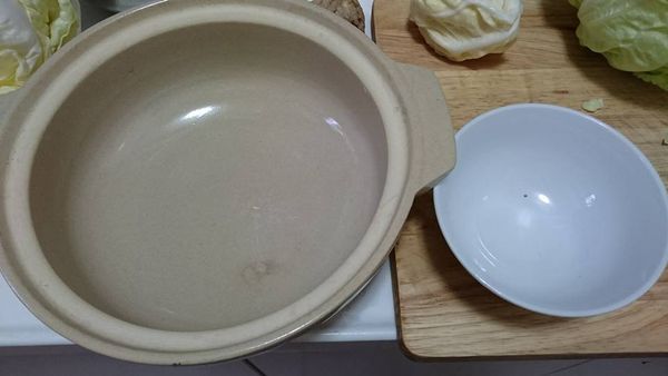 準備一個中型的砂鍋，用砂鍋or鑄鐵鍋都可以做，比較聚熱，煮的比較快，越易保留食物的原味