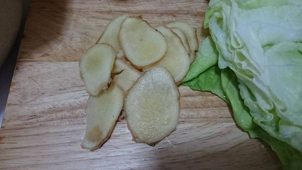 薑片約10片，一些要放鍋底，一些塞鍋邊