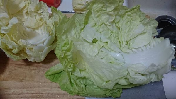 小顆白菜，約一餐吃得完的量，洗乾淨，一層疊好備用