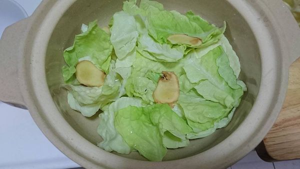 白菜切約三等份後，菜尾會有多的，全放在鍋底，也可以讓鍋子比較平，比較好排花朵
*我個人覺得這個步驟很重要，底部鋪上一些，煮熟比較不會陷下去!