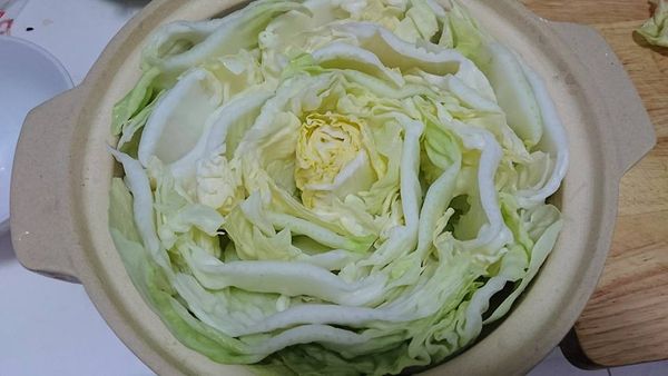 最後芯的部份放中心，到這邊白菜的部份排好了，整理一下，要排肉的部份了