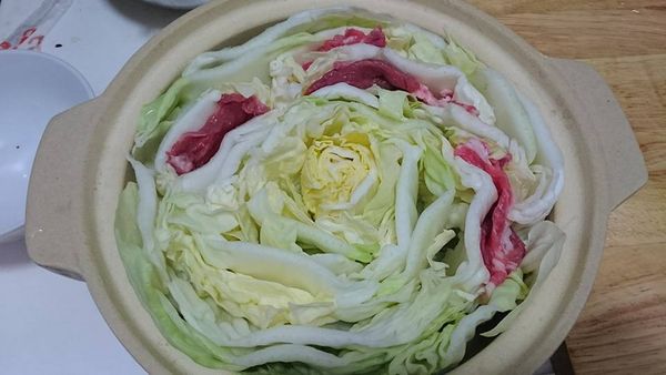 開始塞入兩片白菜中間的縫細中