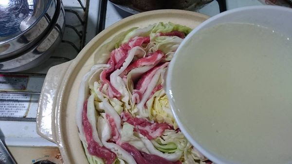 一碗高湯，加入一小匙鹽，拌勻!我用的是排骨高湯