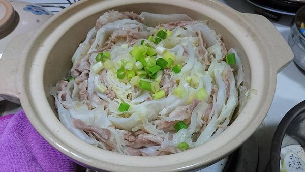 砂鍋蓋上鍋蓋，中火煮滾，改小火煮到香氣出來，約5~10分鐘!就可以關火