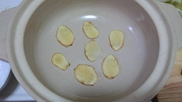 砂鍋底放些薑片，增加香氣
