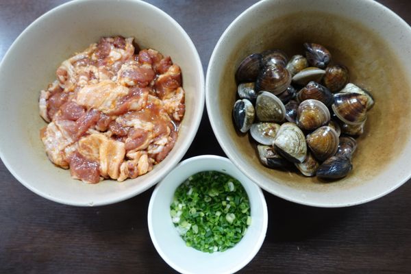 先將豬五花薄片用醃肉醬汁醃至入味,大概半小時左右
蛤蠣加鹽水吐沙後洗淨(至少須泡鹽水1-2小時)
蔥切成蔥末