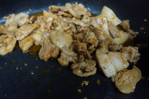 鍋內下點油,放入豬五花炒至8-9分熟