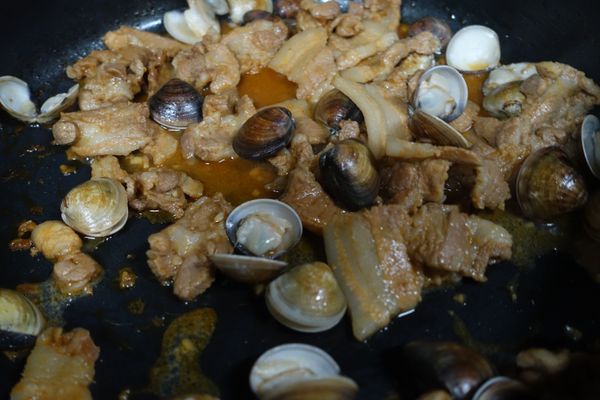 序下米酒和蛤蠣,蓋上鍋蓋至蛤蠣開,翻炒均勻