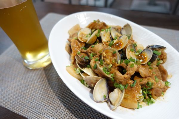 撈起蛤蠣和豬肉放入盤內,鍋內醬汁收的稍微濃稠一點,淋在蛤蠣和豬肉上,撒上蔥末,完成