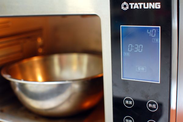 將步驟1的麵團放進烤箱，選擇【發酵】功能，溫度設定40度C，時間30分鐘