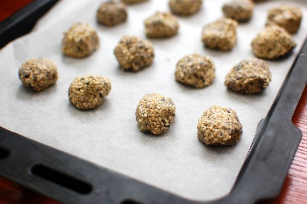 利用等待發酵的時間來製作芝麻內餡，奶油先放置室溫軟化，然後與黑芝麻跟糖用調理機/攪拌器拌均勻後，捏成小球狀，外層再裹上一層白芝麻，就是香氣十足的芝麻內餡