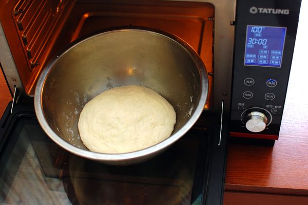 麵團發酵完成。烤箱發酵真的方便又省時，尤其現在天氣漸漸變涼，用烤箱定溫發酵就不用靠天吃飯囉！