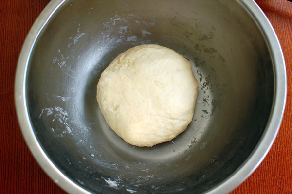 先將麵粉與酵母粉過篩至一大鋼盆內，加入糖與鹽，然後倒入豆漿，稍微用手攪拌成麵糊後就加進沙拉油，接著揉約5-10分鐘至麵團均勻成三光(麵光、手光、盆光)