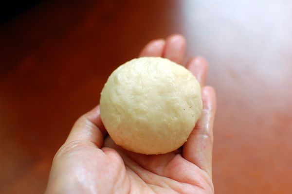 包覆後收口朝下，如果沒包好就去蒸會爆漿，所以要控制芝麻內餡的量以及確實包覆好