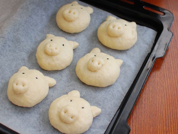 全部做好後進電鍋蒸（我的份量大約可以做8-10隻小豬），外鍋一杯水，跳起後即可取出（記得放進去蒸的時候每隻小豬要保持距離，因為蒸完會膨脹，靠太近就會黏在一起）