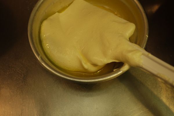 取適量（步驟4）麵糊，先與奶油攪拌均勻，再把全部加入一起拌勻。