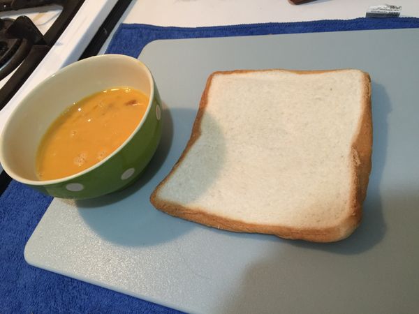 1. 蛋打散，加些許醬油提色。
2. 吐司壓扁至不會膨起來。