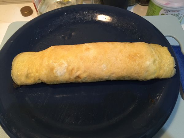 1. 將蛋皮像是在捲蛋餅一樣捲起來。
2. 入鍋再煎一下保持熱度。
3.番茄醬稍微裝飾後即可享用😋