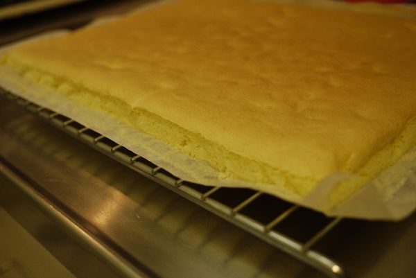 出爐時，要馬上把四周烤盤紙撕開幫助散熱。