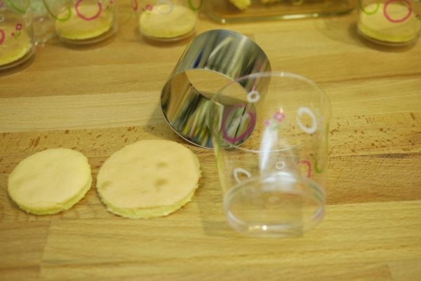 約五分鐘就可以把烤盤紙撕下來，切割成圓形蛋糕片，
小圓因為杯底有個高度，就索性直接用杯底印壓了！（好懶惰～