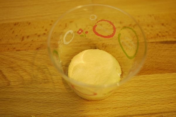 事先把鮮奶油打發。
組合：先放入小圓蛋糕片。