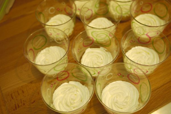 組合：擠一層薄薄的鮮奶油