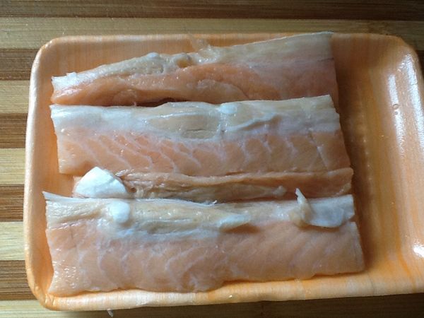 1.先將於去魚鱗片，清洗乾淨。