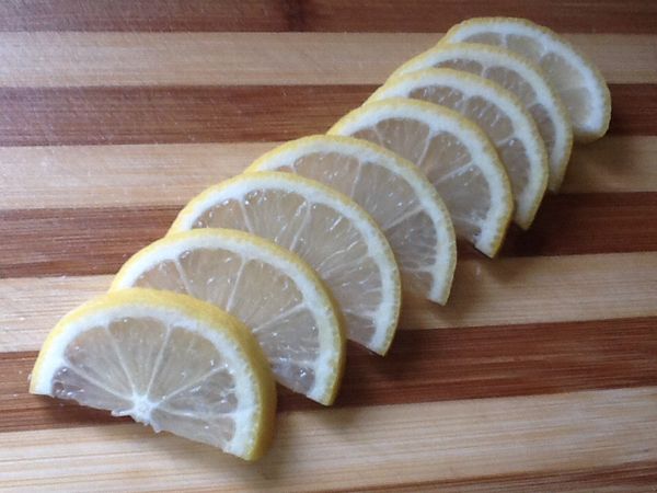 3.檸檬洗淨，切片或切瓣備用。