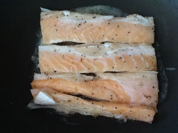 4.起鍋，開小火，放入奶油，溶化後，再放入魚片。（魚皮面先朝下）