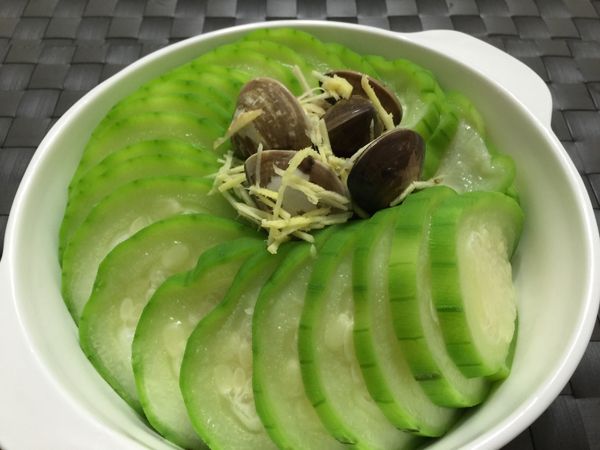 先將絲瓜入鍋蒸約 6 分鐘， 大約八分熟， 再將蛤蠣放入撒上薑絲同蒸約2～3分鐘即可熄火。