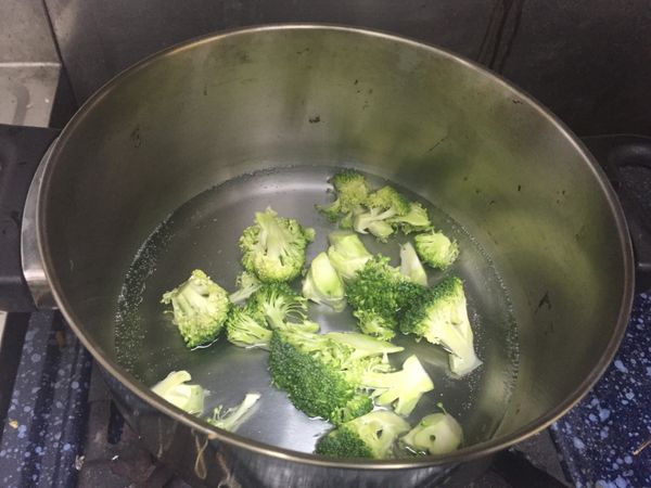煮滾200ml的水，加入洗淨的花椰菜稍微煮一下