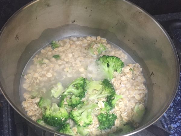接著加入四大匙的燕麥片煮