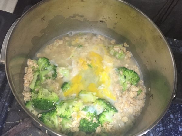 再來依序打入一顆蛋、1/3的鮪魚、少許鹽，全部攪拌在一起，關火