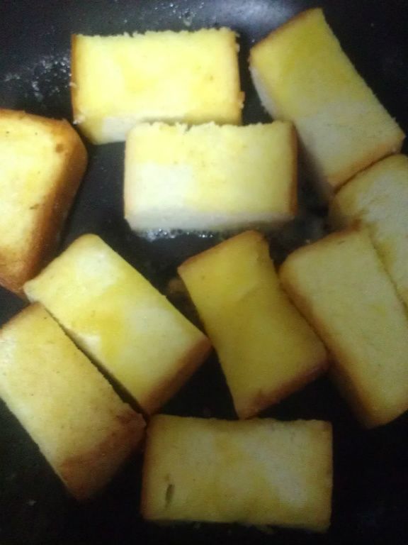 用奶油煎一下土司~