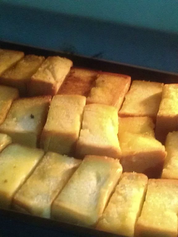 土司放入烤箱稍微烤一下~會比較香脆