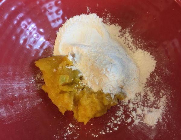 大碗中加入糯米粉、麵粉、南瓜泥揉成麵糰，至不黏手即可（可以自行調整粉的用量）