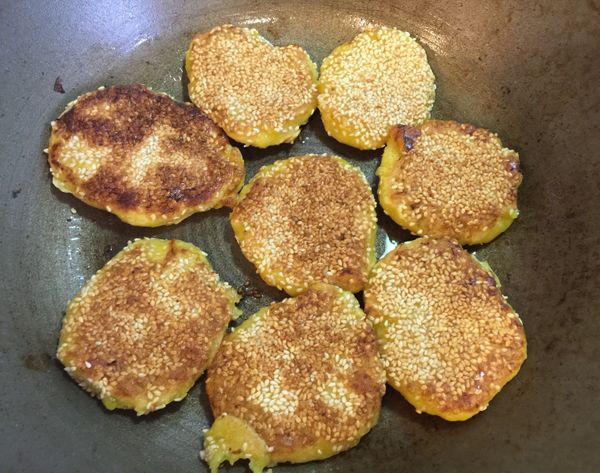 翻面，加水，不要超過餅的高度，以免芝麻散掉，蓋上鍋蓋水煎餅至水分收乾即可起鍋