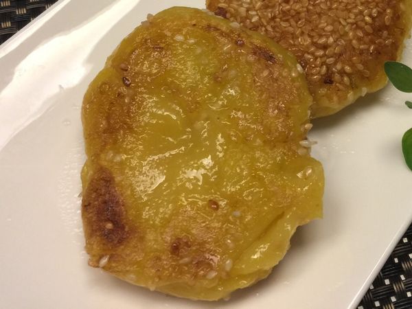 翻面的樣子，有點像煎過的麻糬