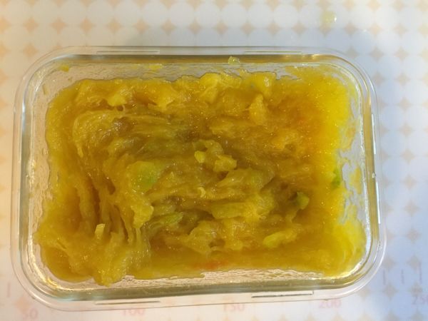 南瓜去皮去籽蒸熟，壓成泥狀，放涼備用