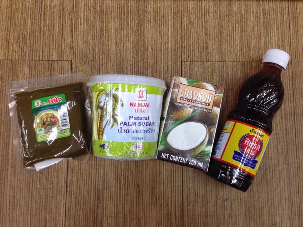泰式綠咖哩醬 100g
棕櫚糖
椰漿 250 ml
泰式魚露

可以到泰國商店購買唷～