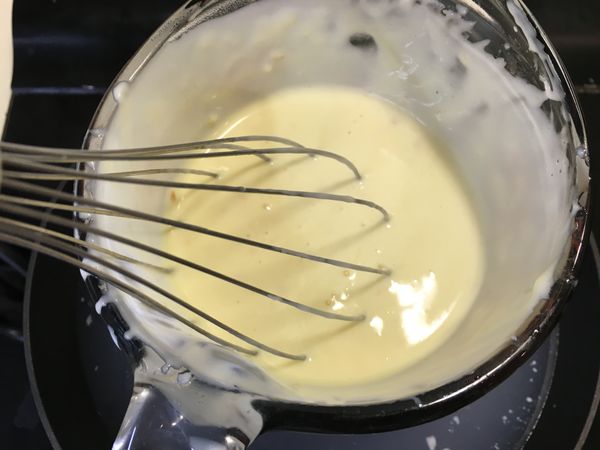 製作[乳酪液]：再加入鮮奶攪拌均勻後，放涼備用。