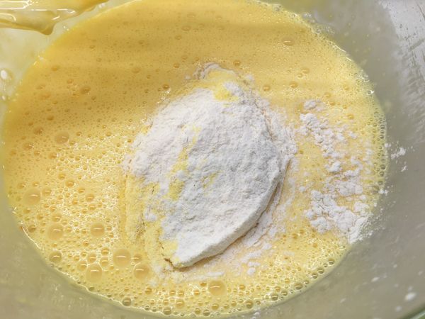 製作[蛋黃液]：再加入過篩的玉米粉、低筋麵粉攪拌均勻