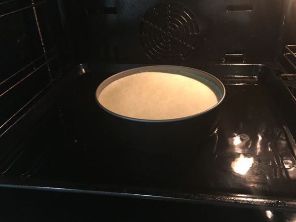 低溫蒸烤蛋糕：放入烤盤(下層)，烤盤可加水至1/2滿，先以150度烤20分、再調成135度烤40分。