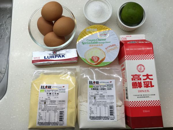 事先備妥材料。將蛋黃、蛋白分開。