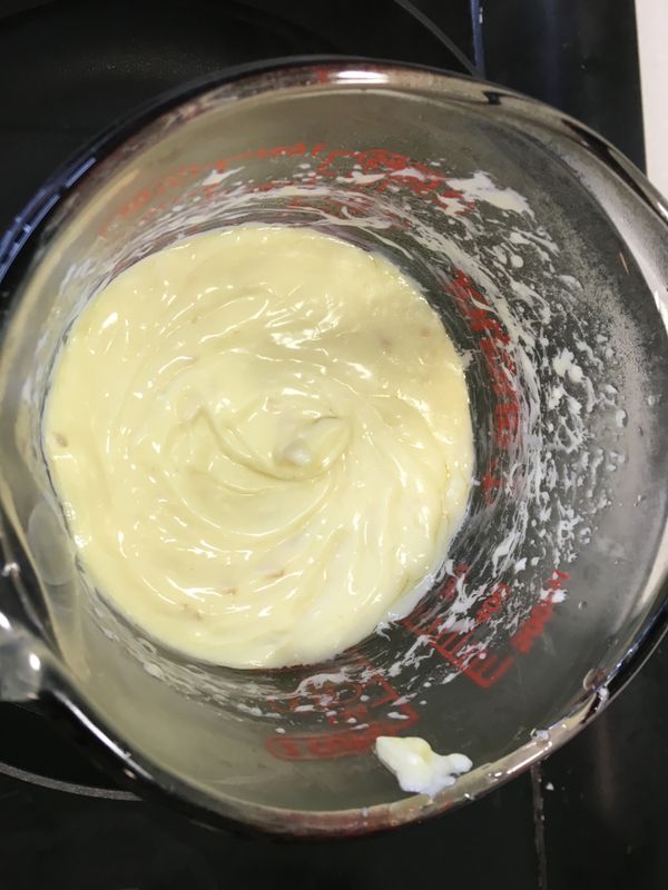 製作[乳酪液]：將Cream Cheese與奶油隔水加熱融化後，以攪拌機攪拌均勻。