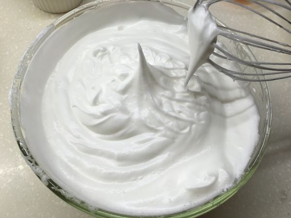 [蛋白霜]：將蛋白打到起泡後先加入1/3的砂糖，打至沒有氣泡時，再加入1/3砂糖打至有紋路，再加入最後1/3的糖（可加一點檸檬汁），高速打至硬性發泡。改至慢速打去除大氣泡，打至蛋白均勻。(此時烤箱先預熱至150度)