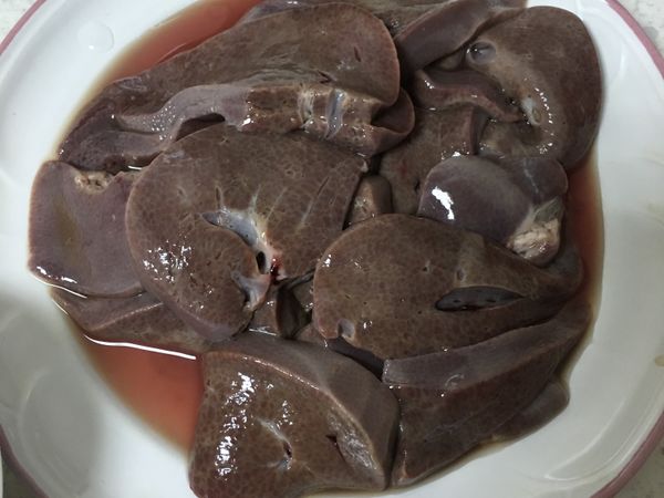 豬肝洗乾淨切片用米酒醃約二十分鐘