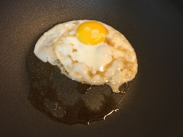冷鍋放些許黑麻油，煎一顆麻油荷包蛋